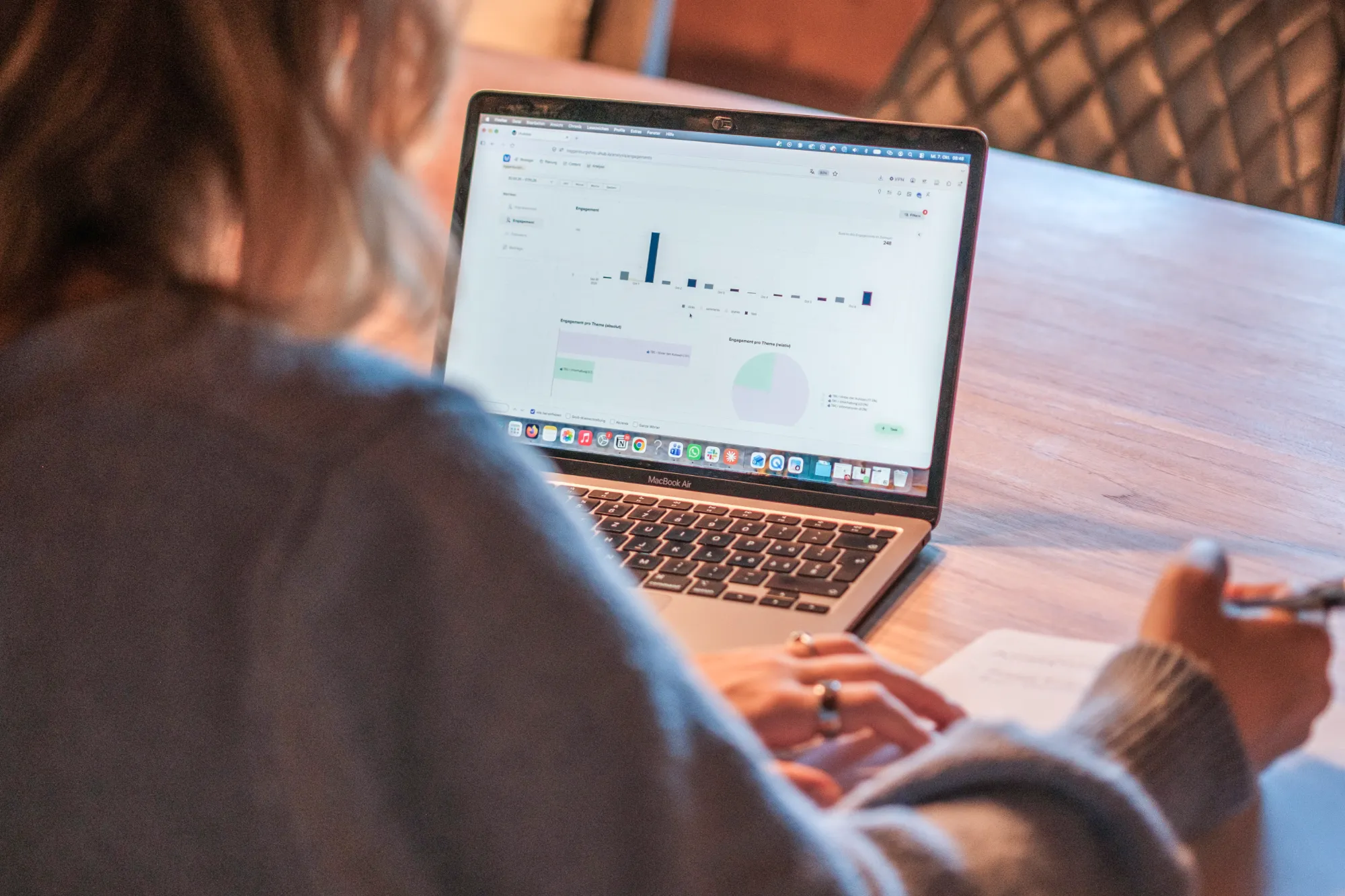 Elena Kuriger wertet am Laptop Social-Media-Statistiken aus